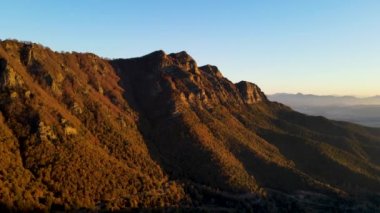 Puigsacalm Tepesi, La Garrotxa, Girona, İspanya 'daki sonbahar manzarasının insansız hava aracı görüntüsü. 4K UHD 