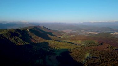 La Garrotxa, Girona, İspanya 'da sonbahar manzarasının insansız hava aracı görüntüsü. 4K UHD