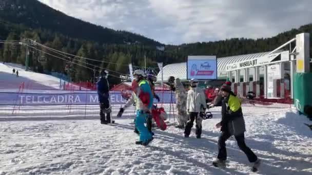 스페인 2020 스페인 피레네산맥의 셀라에서 보호용 마스크를 착용하고 스키를 사람들 — 비디오