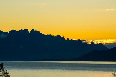 Kuzey Norveç 'te sonbahar günbatımı ve manzara. Avrupa.