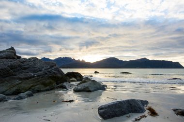 Lofoten Adaları 'ndaki sonbahar manzarası ve plajı. Norveç