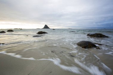 Lofoten Adaları 'ndaki sonbahar manzarası ve plajı. Norveç
