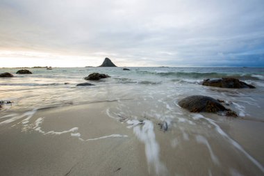 Lofoten Adaları 'ndaki sonbahar manzarası ve plajı. Norveç