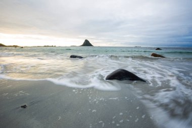Lofoten Adaları 'ndaki sonbahar manzarası ve plajı. Norveç