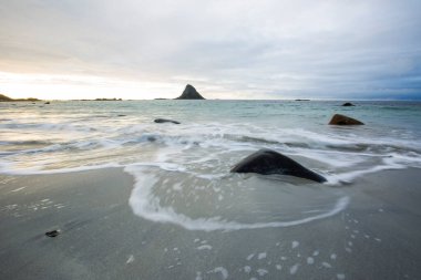 Lofoten Adaları 'ndaki sonbahar manzarası ve plajı. Norveç
