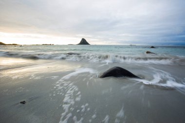 Lofoten Adaları 'ndaki sonbahar manzarası ve plajı. Norveç