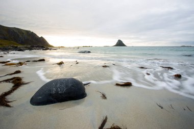 Lofoten Adaları 'ndaki sonbahar manzarası ve plajı. Norveç