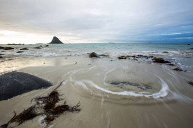 Lofoten Adaları 'ndaki sonbahar manzarası ve plajı. Norveç