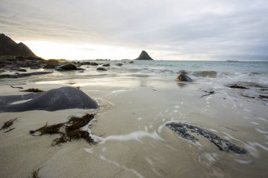 Lofoten Adaları 'ndaki sonbahar manzarası ve plajı. Norveç