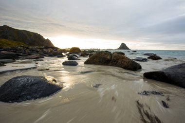 Lofoten Adaları 'ndaki sonbahar manzarası ve plajı. Norveç