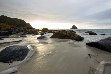 Lofoten Adaları 'ndaki sonbahar manzarası ve plajı. Norveç