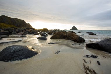 Lofoten Adaları 'ndaki sonbahar manzarası ve plajı. Norveç
