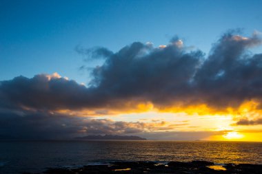 Lofoten Adaları 'ndaki sonbahar manzarası ve plajı. Norveç