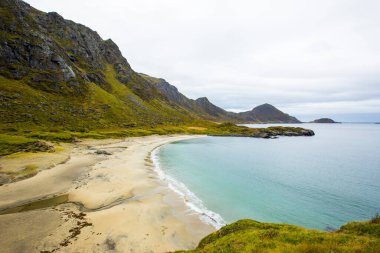 Lofoten Adaları 'ndaki sonbahar manzarası ve plajı. Norveç