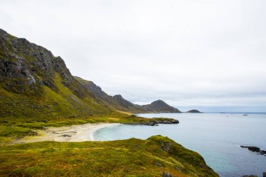 Lofoten Adaları 'ndaki sonbahar manzarası ve plajı. Norveç