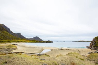 Lofoten Adaları 'ndaki sonbahar manzarası ve plajı. Norveç