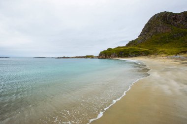 Lofoten Adaları 'ndaki sonbahar manzarası ve plajı. Norveç