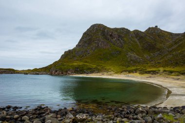 Lofoten Adaları 'ndaki sonbahar manzarası ve plajı. Norveç