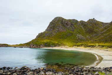 Lofoten Adaları 'ndaki sonbahar manzarası ve plajı. Norveç