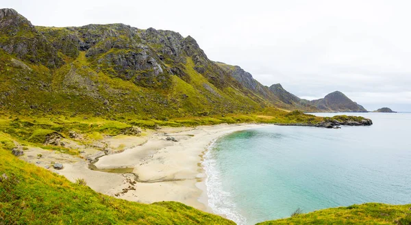 Lofoten Adaları 'ndaki sonbahar manzarası ve plajı. Norveç