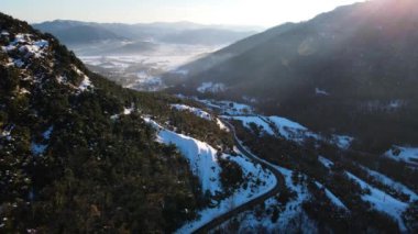 Bracons, La Garrotxa, Girona, İspanya 'da insansız hava aracı kar yağışı görüntüsü