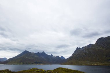 Lofoten Adaları 'ndaki sonbahar manzarası ve plajı. Norveç