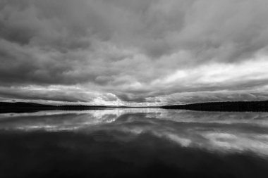 Muonio Gölü, Laponya, Finlandiya 'da dramatik sonbahar bulutları yansıması