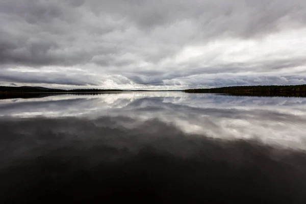 Drammatico Autunno Nuvole Riflessione Nel Lago Muonio Lapponia Finlandia — Foto Stock