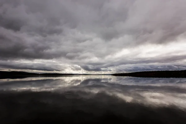 Драматические Осенние Облака Отражаются Озере Муонио Лапландия Финляндия — стоковое фото