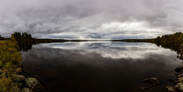 Драматичні Осінні Хмари Відбиваються Озері Муоніо Лапландія Фінляндія — стокове фото