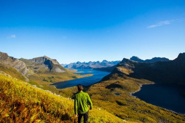 Lofoten Adaları 'ndaki sonbahar manzarası ve plajı. Norveç