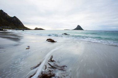 Lofoten Adaları 'ndaki sonbahar manzarası ve plajı. Norveç