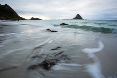 Lofoten Adaları 'ndaki sonbahar manzarası ve plajı. Norveç
