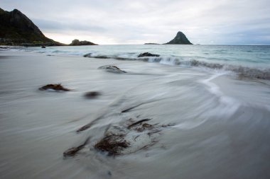 Lofoten Adaları 'ndaki sonbahar manzarası ve plajı. Norveç