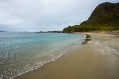 Lofoten Adaları 'ndaki sonbahar manzarası ve plajı. Norveç