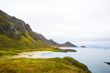 Lofoten Adaları 'ndaki sonbahar manzarası ve plajı. Norveç