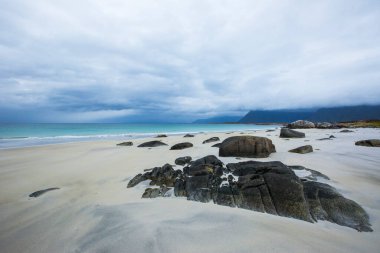 Lofoten Adaları 'ndaki sonbahar manzarası ve plajı. Norveç