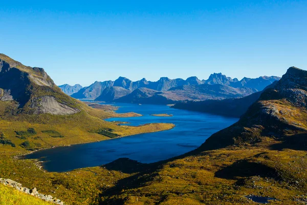Lofoten Adaları 'ndaki sonbahar manzarası ve plajı. Norveç