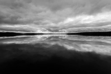 Muonio Gölü, Laponya, Finlandiya 'da dramatik sonbahar bulutları yansıması