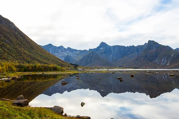Lofoten Adaları 'ndaki sonbahar manzarası ve plajı. Norveç