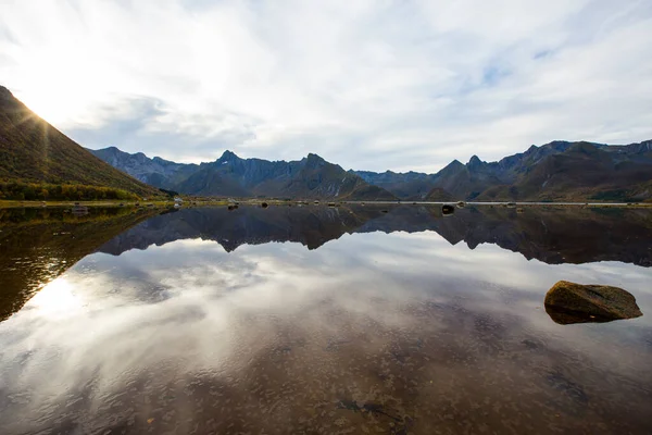 Lofoten Adaları 'ndaki sonbahar manzarası ve plajı. Norveç