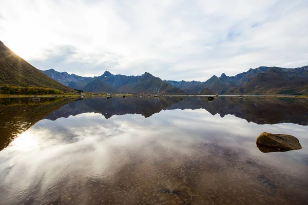Lofoten Adaları 'ndaki sonbahar manzarası ve plajı. Norveç