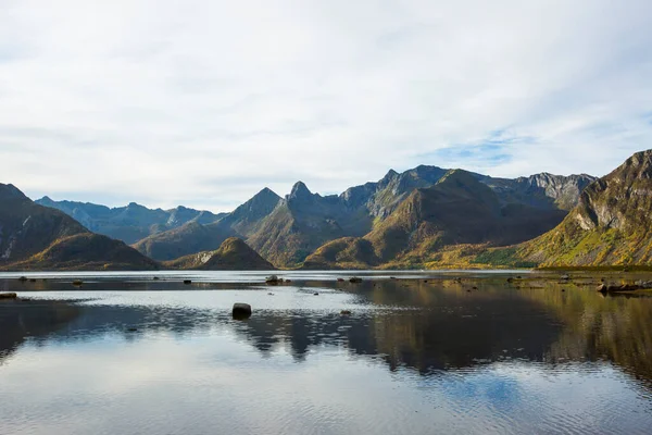 Lofoten Adaları 'ndaki sonbahar manzarası ve plajı. Norveç
