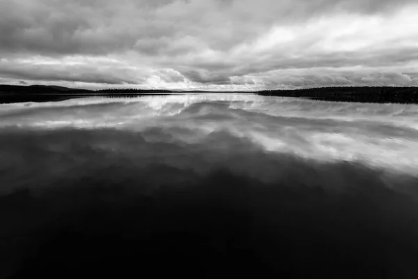 フィンランドのラップランド ムオニオ湖の劇的な秋の雲の反射 — ストック写真