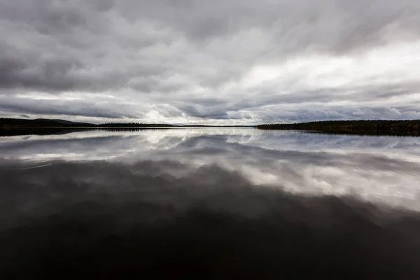 Drámai Őszi Felhők Tükröződése Muonio Tónál Lappföldön Finnországban — Stock Fotó