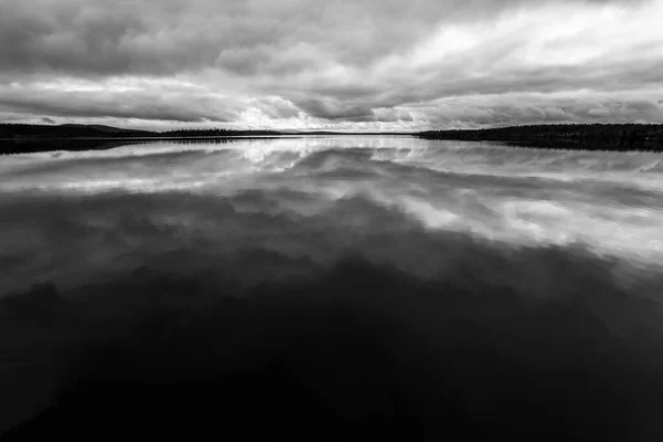 Dramatyczne Jesienne Odbicie Chmur Jeziorze Muonio Laponia Finlandia — Zdjęcie stockowe
