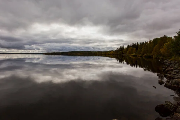 Dramatický Odraz Podzimních Mraků Jezeře Muonio Laponsko Finsko — Stock fotografie