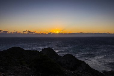 İspanya, Cap de Creus Doğa Parkı 'nda kış gündoğumu.