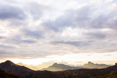 Dolomites dağlarında gün batımı, Alpler, kuzey İtalya. Avrupa