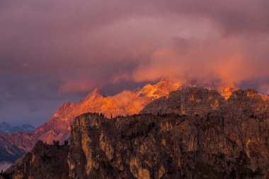 Dolomites dağlarında gün batımı, Alpler, kuzey İtalya. Avrupa